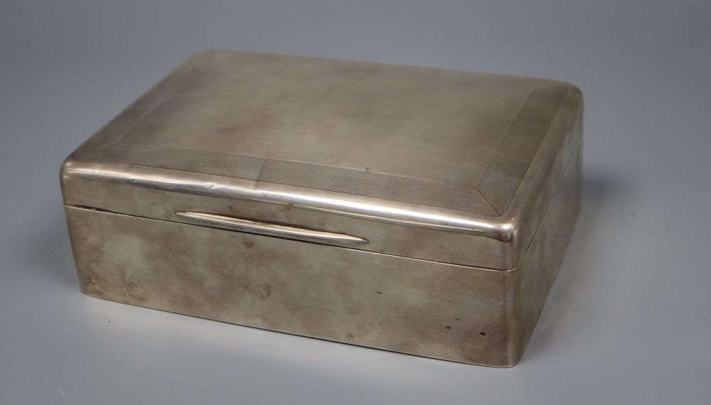 An Edwardian engine turned silver cigar/cigarette box, Goldsmiths & Silversmiths Co Ltd, London, 1901, 20.3cm